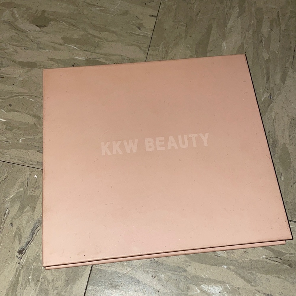KKW Beauty contour and highlight palette